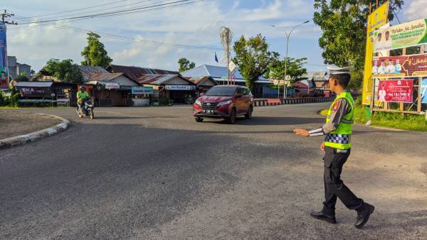 Personel Polres Seruyan Laksanakan Pengaturan Pagi
