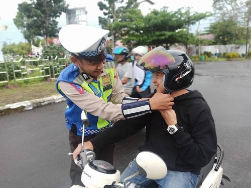 Satlantas Polres Seruyan Berikan Edukasi Agar Selalu Klik Helm saat Berkendara
