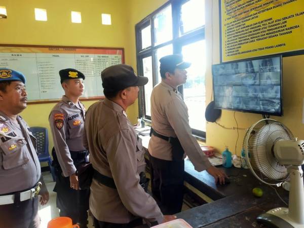 Anggota Provos Cek Layar CCTV di Ruang Jaga Tahanan