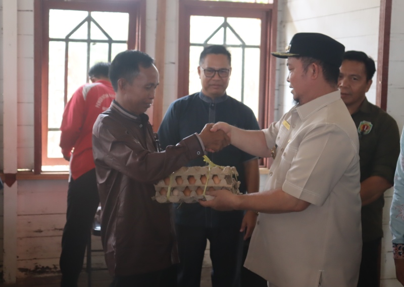Pj. Bupati Serahkan Bansos Terdampak Banjir di Kecamatan Tasik Payawan