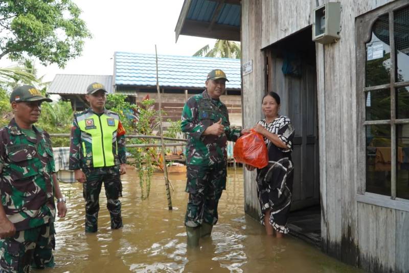 Peduli Korban Banjir, Dandim 1019/Katingan Berikan Bantuan Sembako