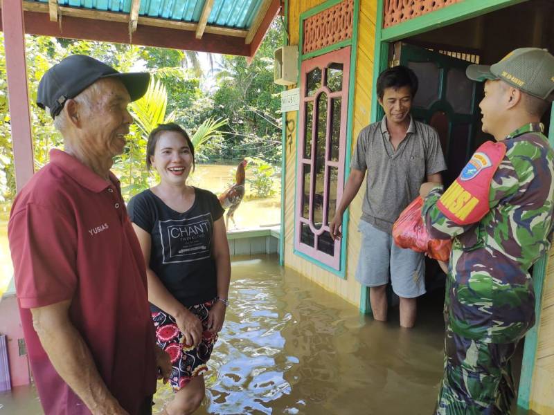 Kodim 1019/Ktg Salurkan Bantuan Bagi Korban Banjir