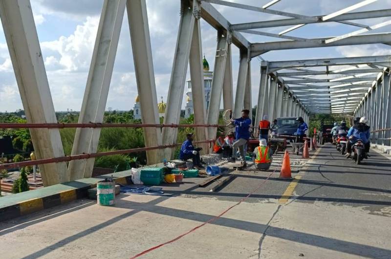 Perbaikan Jembatan Katingan, Buka Tutup Arus Lalu Lintas Mulai Diberlakukan