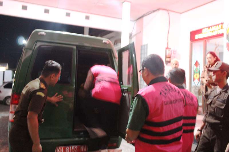 Kejaksaan Tahan Tiga Tersangka Dugaan Korupsi Pembangunan GOR Kasongan