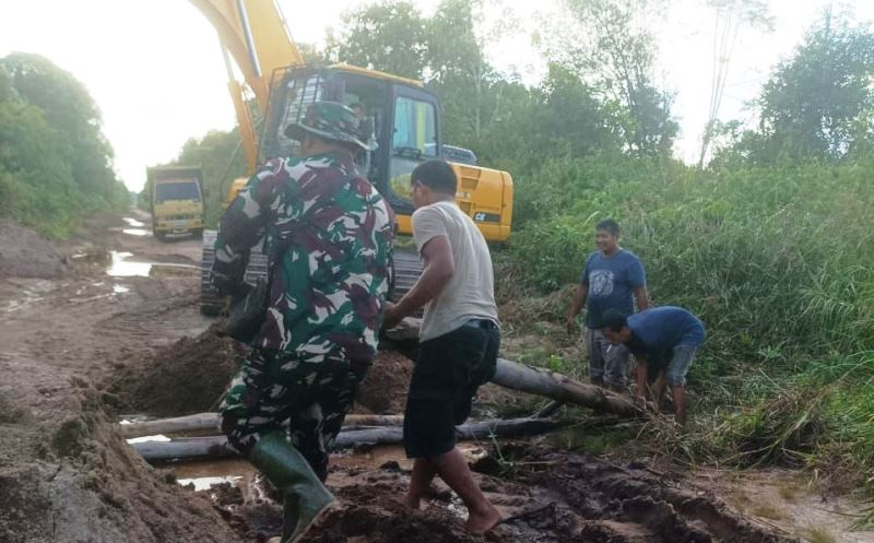 Satgas TMMD Kerahkan Alat Berat Timbun Badan Jalan Penghubung Desa