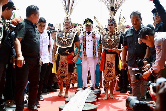 Gubernur dan Wagub Kalteng Disambut Upacara Adat