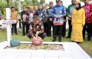 Maknai Hari Jadi Ke-68 Kalteng, Gubernur Agustiar Sabran Ziarah ke Makam Pahlawan