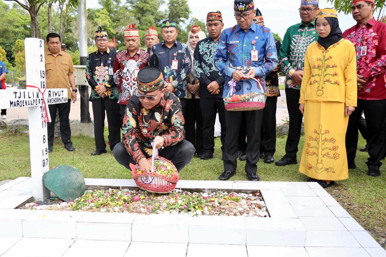 Maknai Hari Jadi Ke-68 Kalteng, Gubernur Agustiar Sabran Ziarah ke Makam Pahlawan