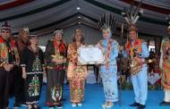 Gubernur dan Ketua TP PKK Kalteng Terima Gelar Adat Dayak
