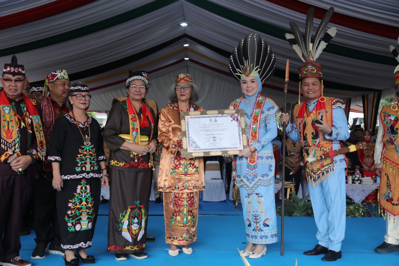 Gubernur dan Ketua TP PKK Kalteng Terima Gelar Adat Dayak