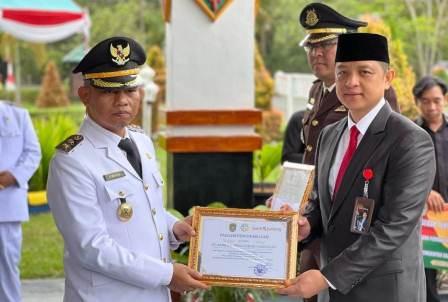 Pemkab Katingan Berikan Piagam Penghargaan kepada Kejari Katingan dan Bank Kalteng