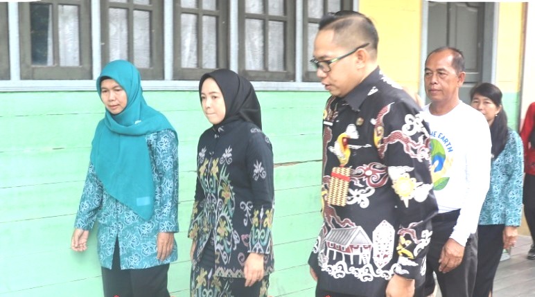 KetuaTP-PKK Katingan dan DLH Edukasi Lingkungan Di Tingkat Sekolah Dasar