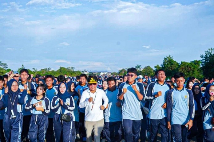 Gubernur Kalteng Jalan Santai Bersama Pelajar dan Warga di Muara Teweh