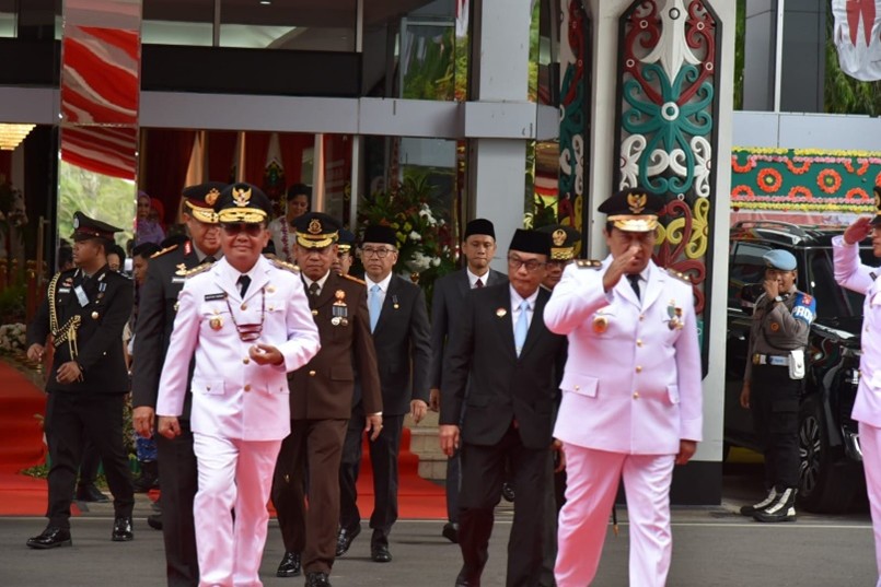 Gubernur Ajak Generasi Muda Tunjukkan Dedikasi di Upacara Penurunan Bendera HUT RI ke-80