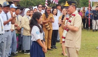 Pemprov Kalteng Salurkan Bantuan Beras dan Seragam Sekolah Gratis ke Lamandau