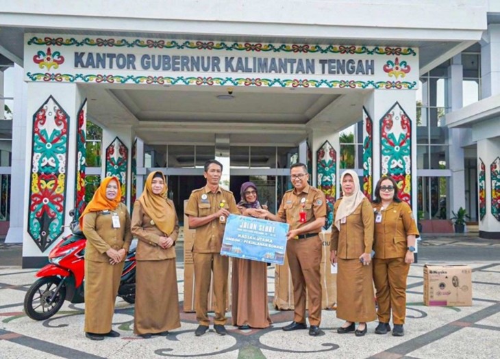 Pemprov Serahkan Hadiah Doorprize Jalan Sehat Harkopnas ke-78