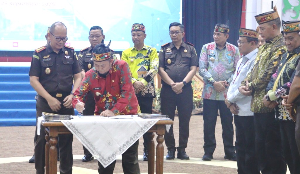 Bupati Hadiri Pasar Murah Dan Tandatangani Perjanjian Kinerja Koperasi Merah Putih Adhyaksa