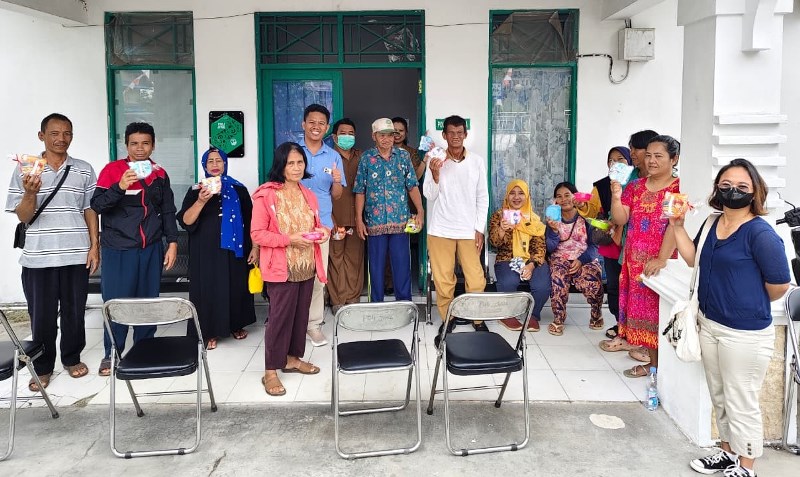 Peringati Hari Kesehatan Jiwa Sedunia, RSUD Mas Amsyar Kasongan Beri Bingkisan ke Pasien