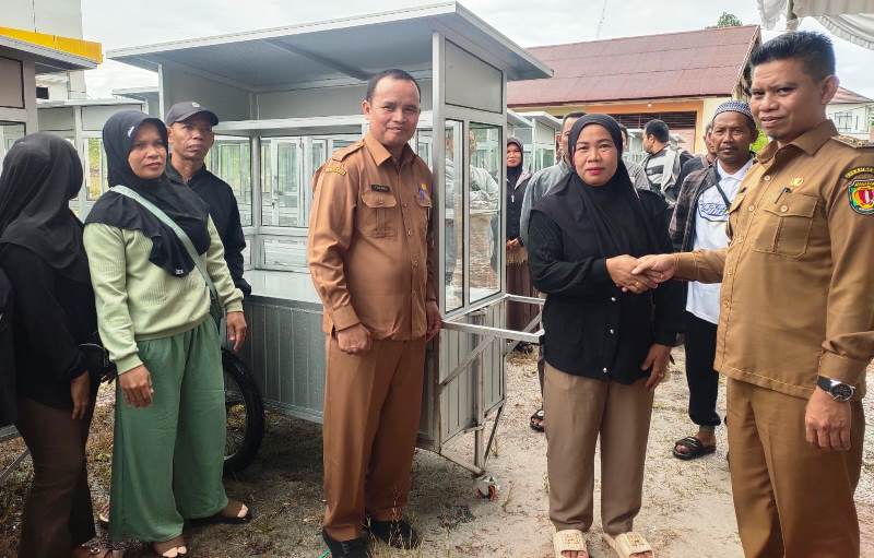 18 Asisten Bisnis Dampingi KDKMP dan 34 Warga Terima Bantuan Gerobak Usaha