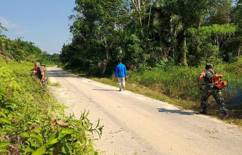 Karya Bhakti, Babinsa Koramil 1019-04/KTT Bersama Warga Perbaikan dan Bersihkan Jalan