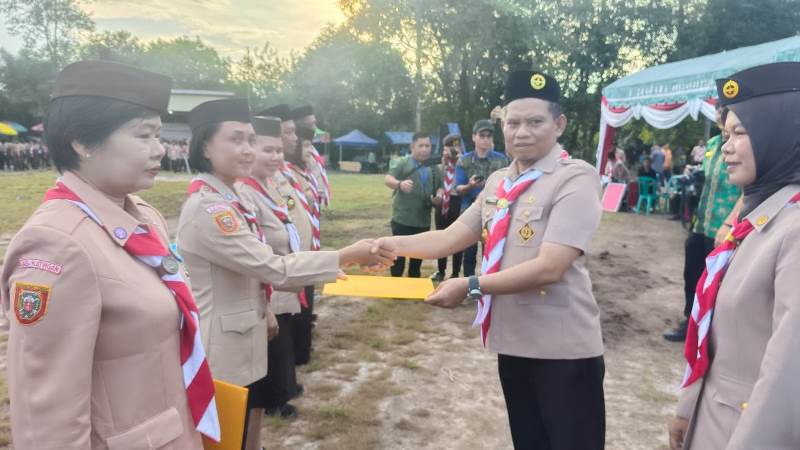 15 Andalan dan Pembina Kwarcab Katingan Diberi Penghargaan Lencana Pancawarsa