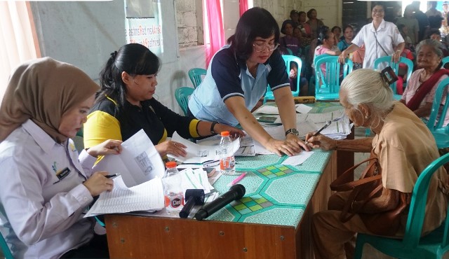 Pemkab Katingan Salurkan BLT Inflasi Tahun 2025 di Kelurahan Pendahara