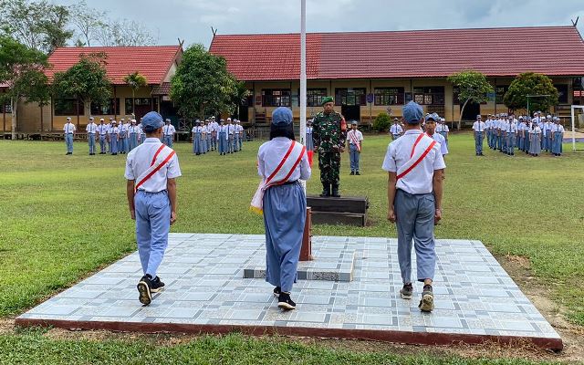 Danramil 1019-05/Mrk Ingatkan Siswa dan Siswi SMAN 1 Marikit Jauhi Hal Negatif